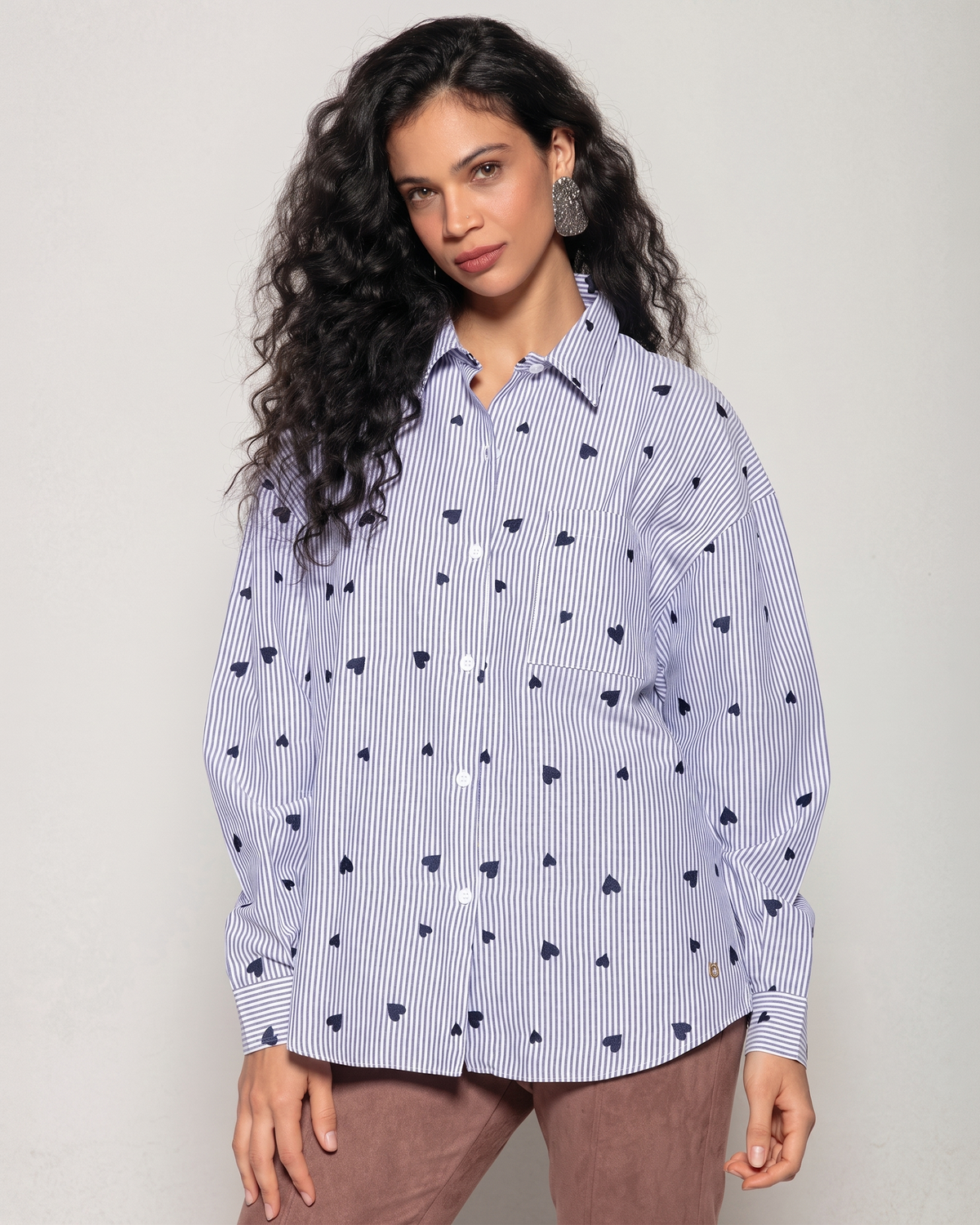 Camisa bordada com fendas laterais Biamar 12223
