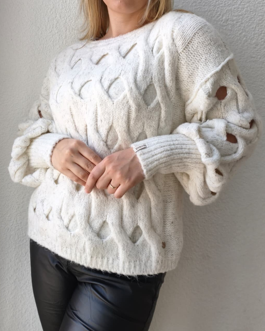 Blusa pontos vazados com gola canoa mangas cava quadrada Biamar 11388