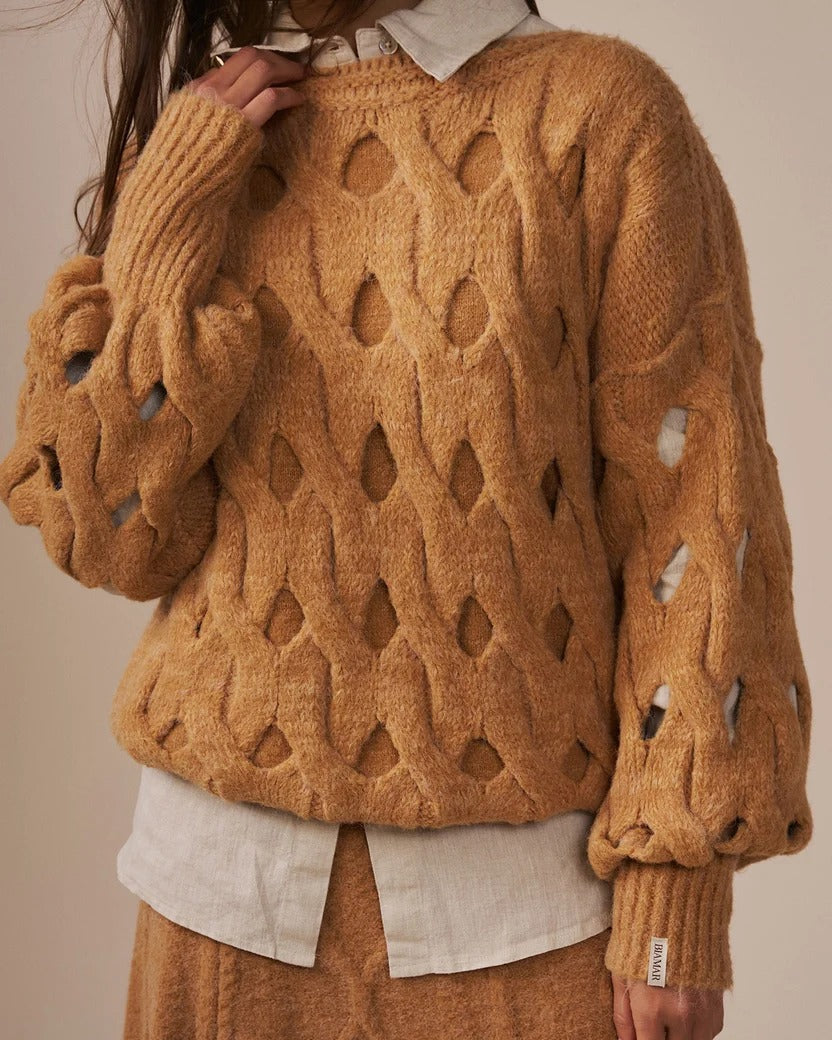 Blusa pontos vazados com gola canoa mangas cava quadrada Biamar 11388